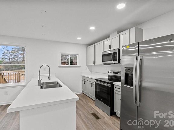 4th image of 101 Roof Rd