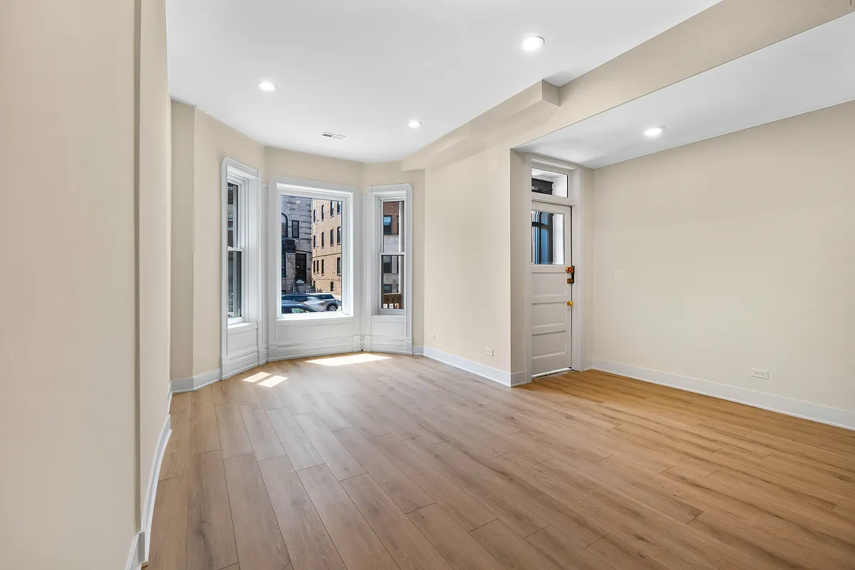 Building Photo - 908 W Addison St #1