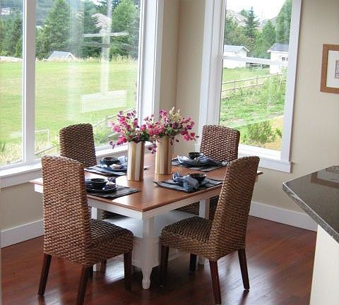 Kitchen nook w/views of the mountains