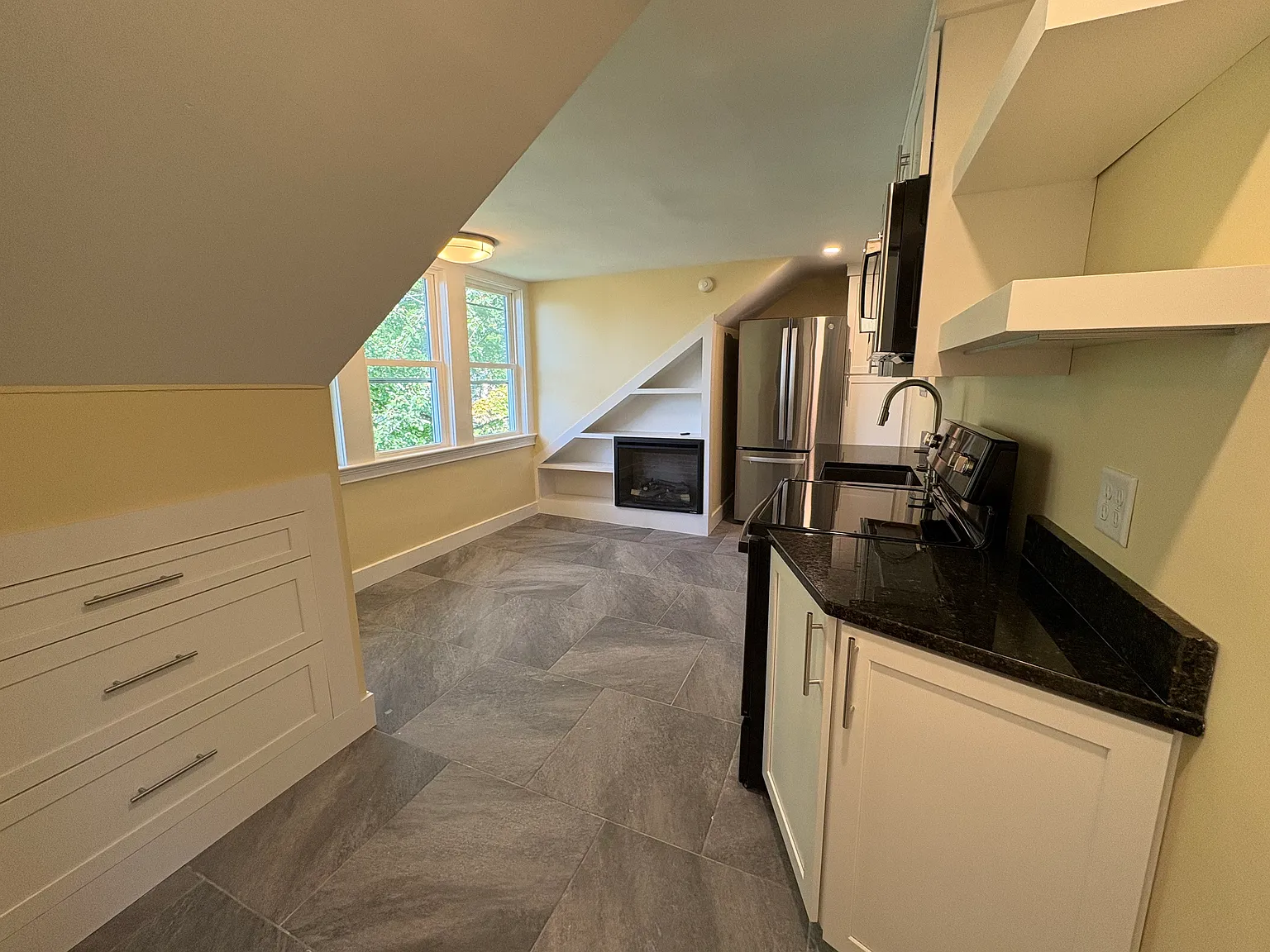 2 bed, 1000 sqft, $2,200 — Photo 2