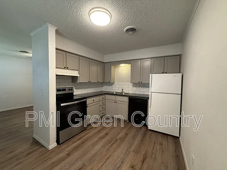 817 Park St — Photo 3