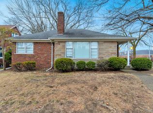 493 Bournemouth Rd, Grosse Pointe Farms, MI 48236