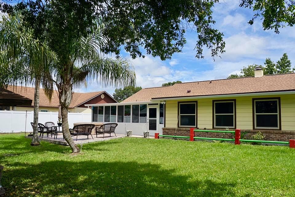 1st image of 979 Feather Dr