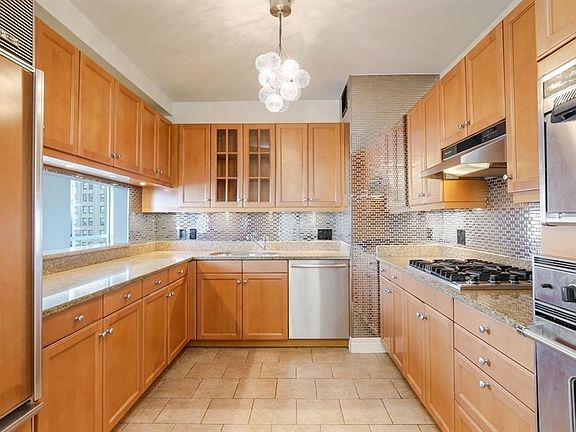 3rd image of 10 West St APT 21C