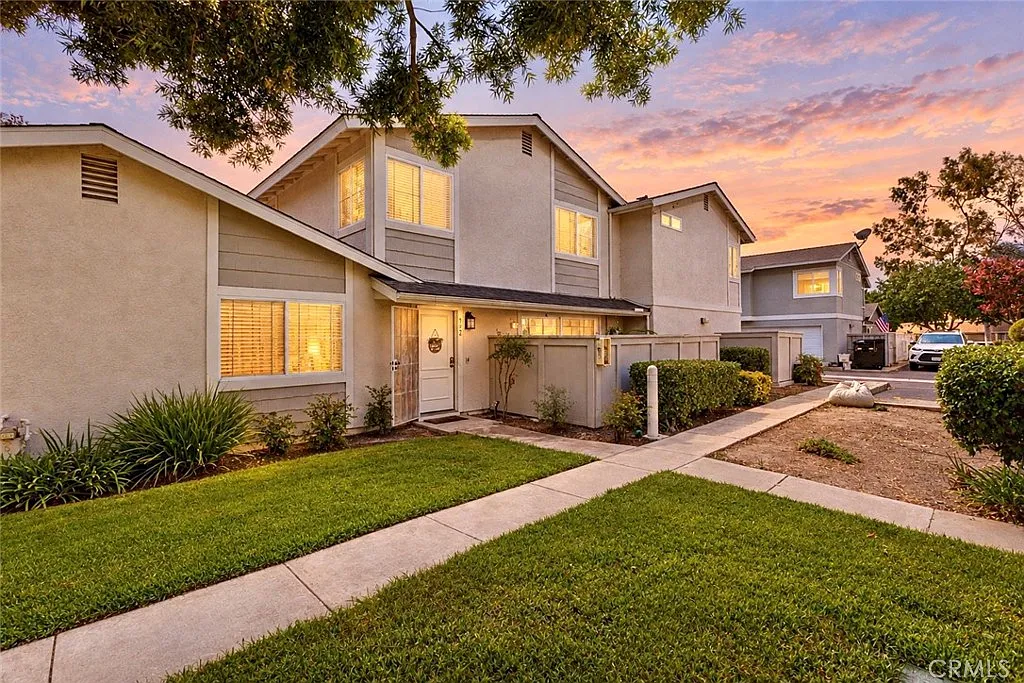 2 bed, 1.5 bath, 1104 sqft, $2,750 — Photo 1