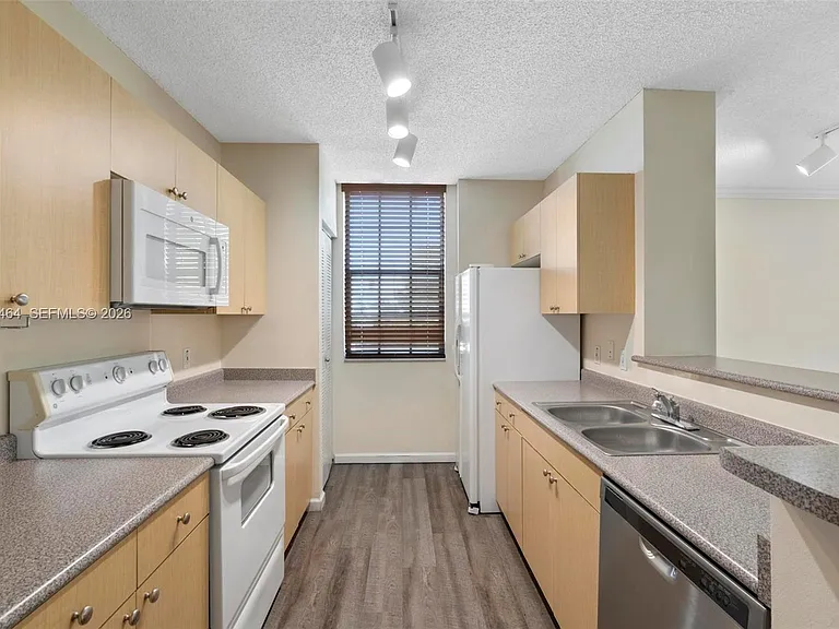 1919 Van Buren St #417A — Photo 11