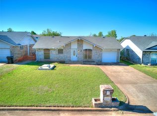 1044 NW 24th St, Moore, OK 73160