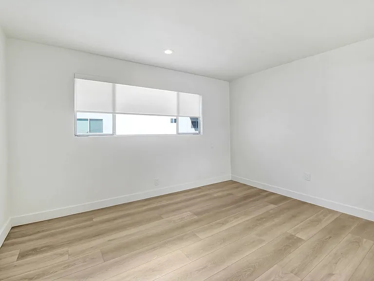 8430 De Longpre — Photo 18