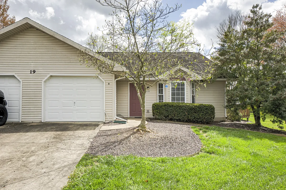 Building Photo - 115 W White Pine Dr #19