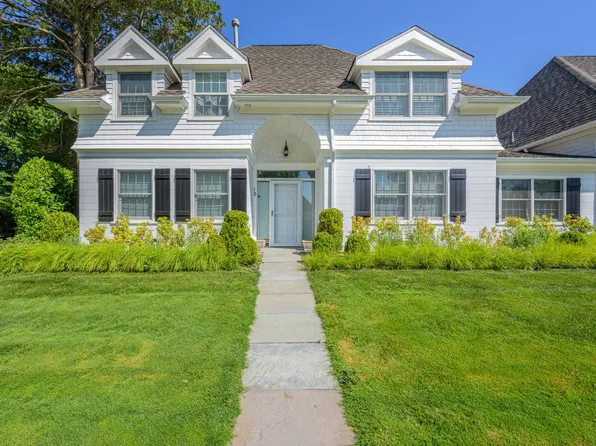 545 Hampton Rd APT 13, Southampton, NY 11968