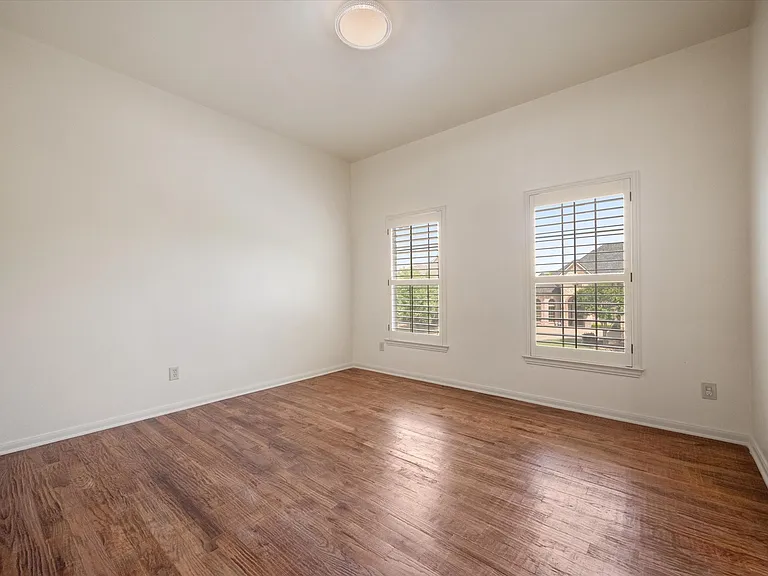 10941 Yorkshire Ln — Photo 35