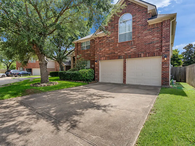 602 Mosman Ct — Photo 4