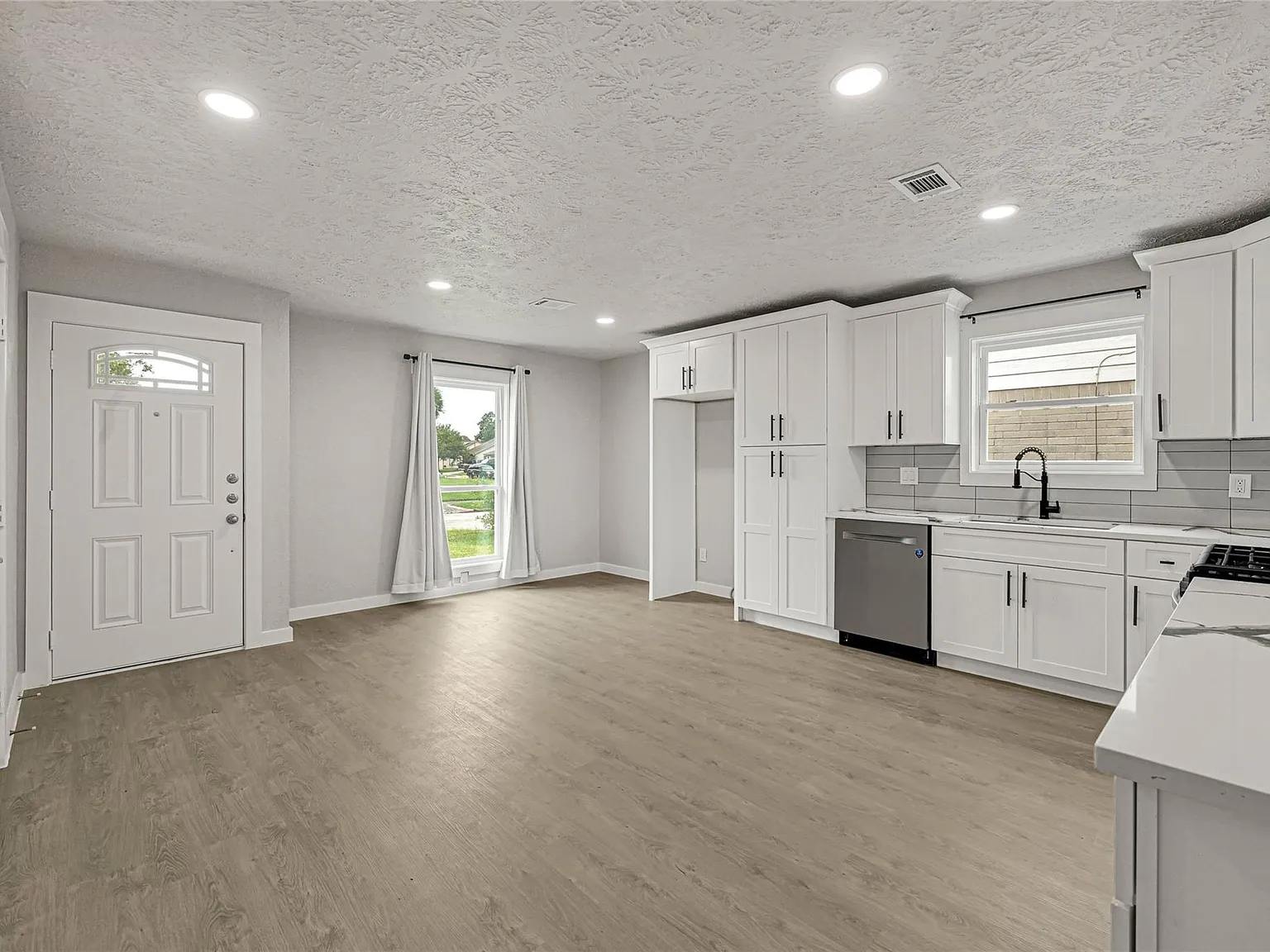 3 bed, 2.0 bath, 1269 sqft, $1,895 — Photo 4