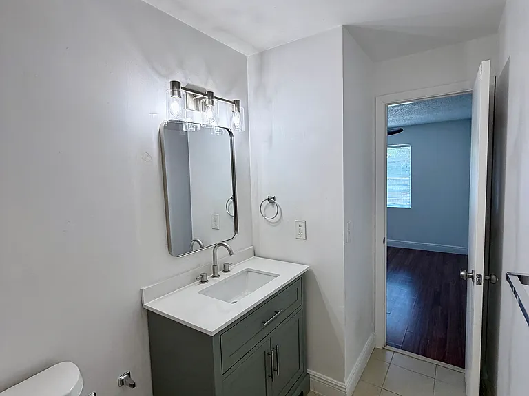 1990 SW 9th St #2 — Photo 5