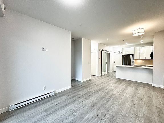 4th image of 33886 Pine St #612