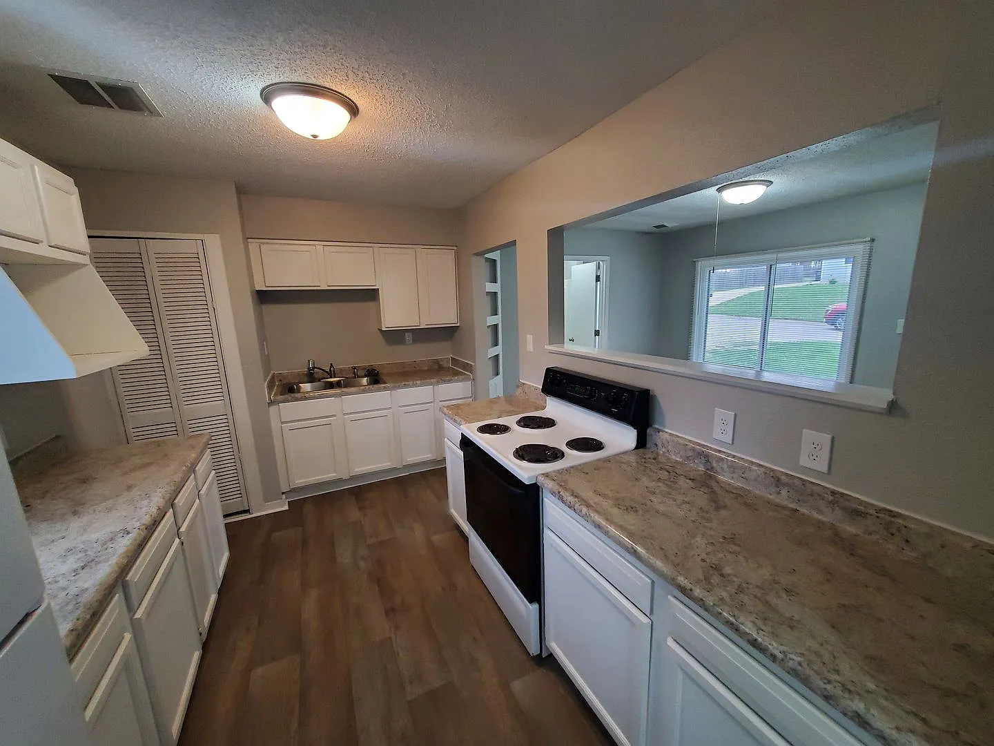 1 bedroom rental home with 2 car garage! — Photo 4