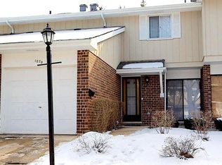 1070 Heathrow Ct, Wheaton, IL 60189