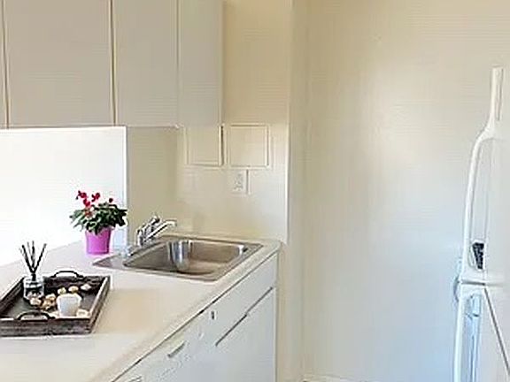 4th image of 1 Irving Pl APT V21h