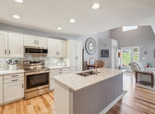15403 Walnut Hills Dr, Urbandale, IA 50323