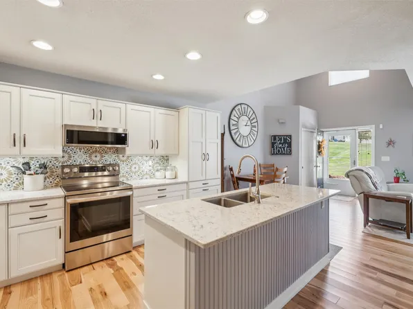15403 Walnut Hills Dr, Urbandale, IA 50323