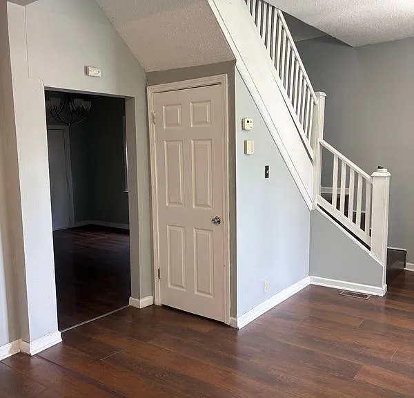 6636 Etzel Ave — Photo 2