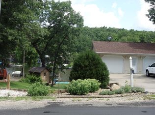 3054 E Lakeshore Dr, Brooklyn, IA 52211