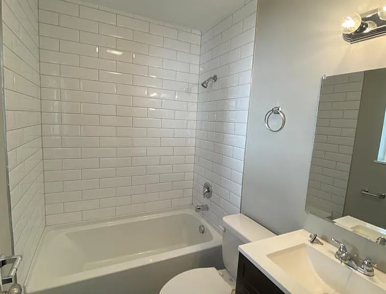 814 Easton St — Photo 4