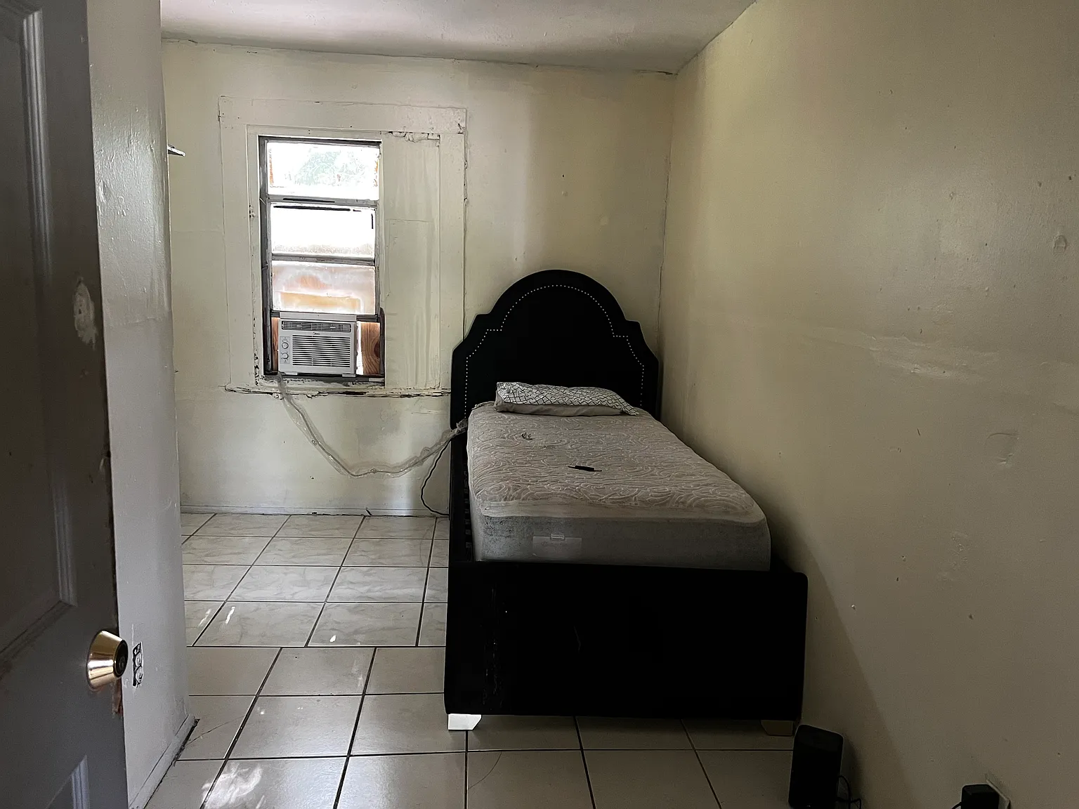 1 bed, 1650 sqft, $700 — Photo 1