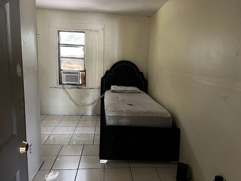 1st image of 916 Avenue H #1