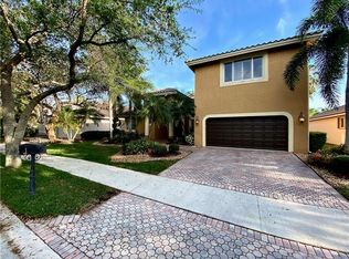 2634 Oakbrook Dr, Fort Lauderdale, FL 33332