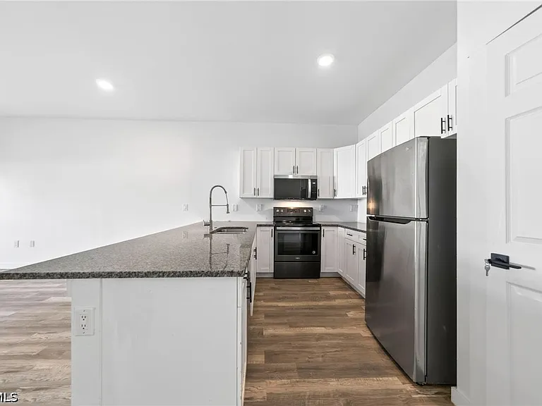 1530 Gilbert Ave S — Photo 5