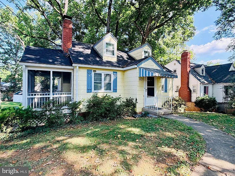907 Heron Dr — Photo 2