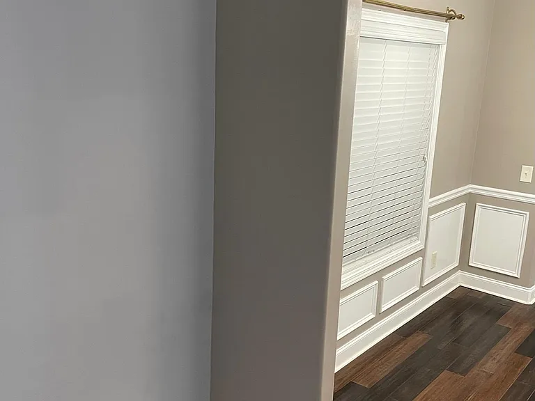 Split foyer/ dinning area
