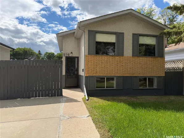 939 J AVENUE N, Saskatoon, SK S7L 2L1