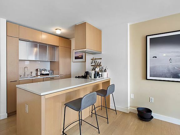 3rd image of 225 Rector Pl APT 10J