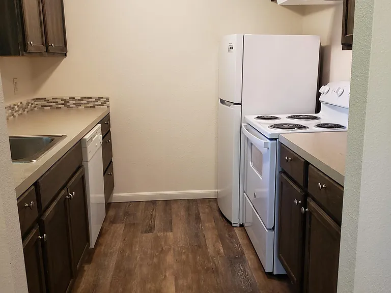 252 NE Kane Dr — Photo 2