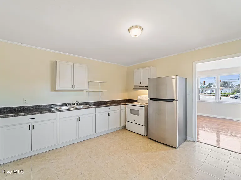 2272 Onslow Dr — Photo 6