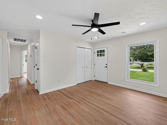 5th image of 300 Walnut Drive