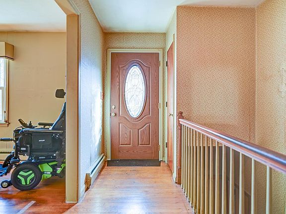 4th image of 136 Yorkshire Cir