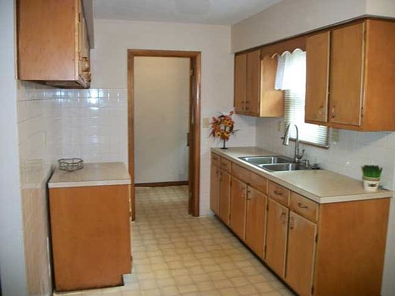 3rd image of 207 Eastgate Dr