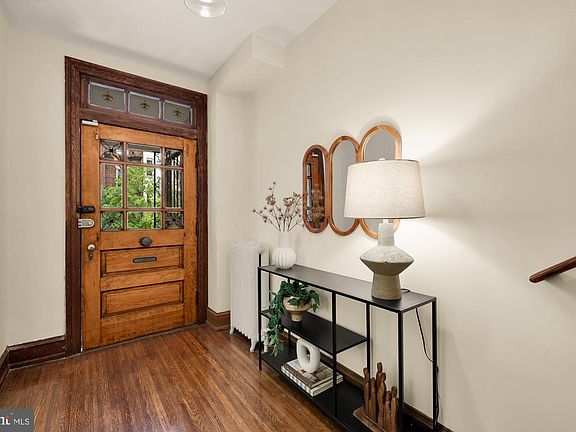 4th image of 624 D St NE