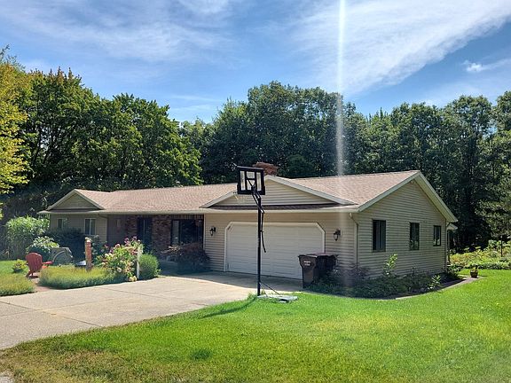 2nd image of 16494 Oakleaf Ct