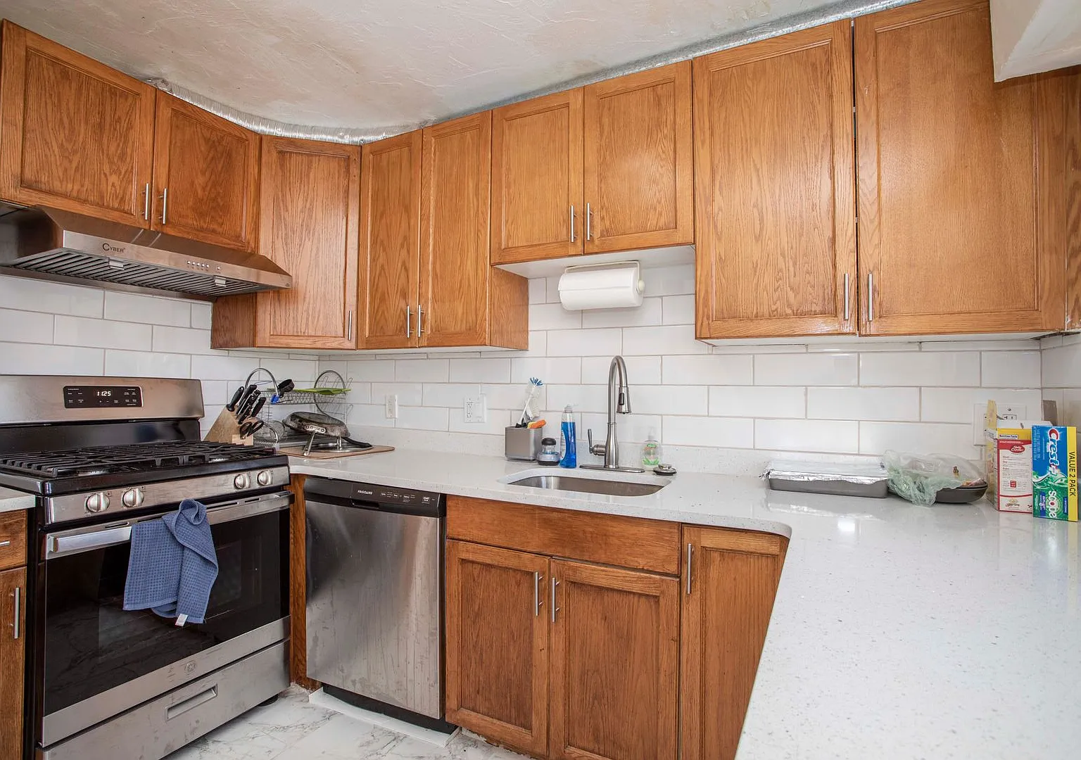 NIce 4 bed in Mission Hill — Photo 3