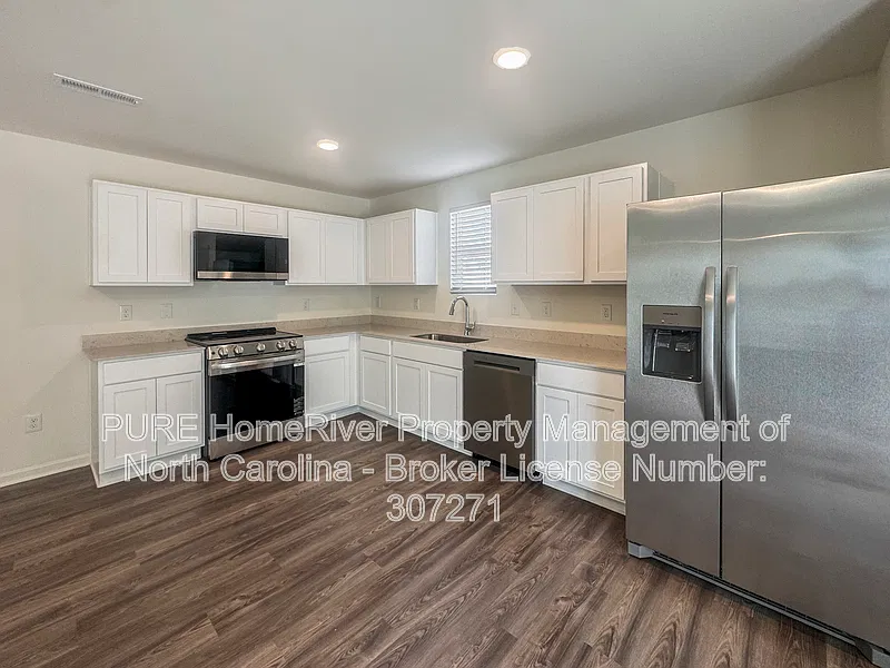 4 bed, 2.5 bath, 2376 sqft, $2,175 — Photo 2