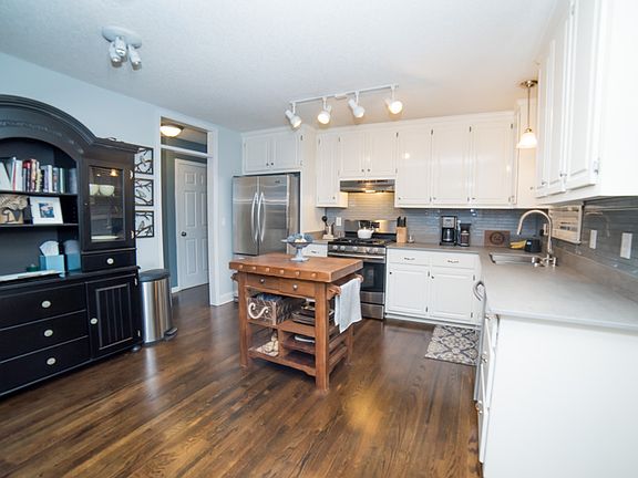 4th image of 72 Montrose Ln