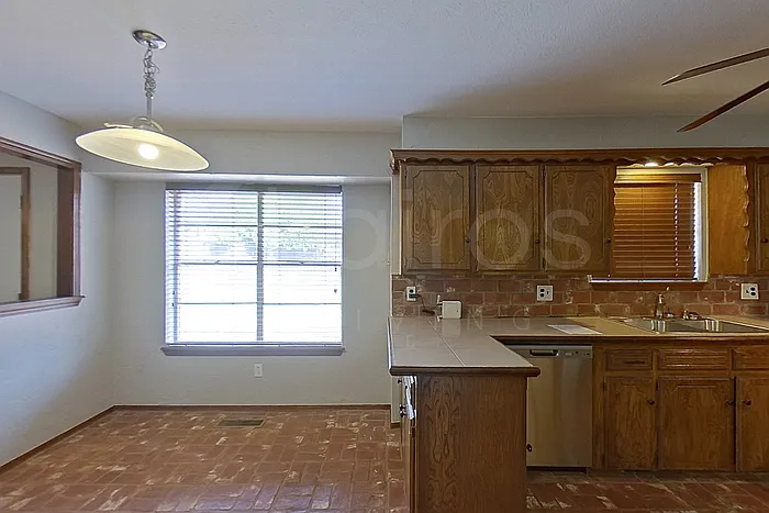 1205 Mockingbird Ln — Photo 9