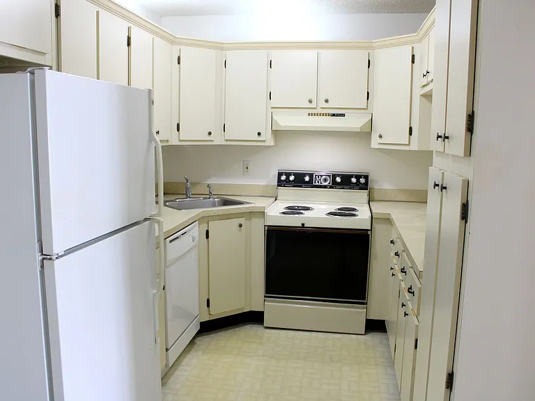 952 Courtyard Ln #12 — Photo 11