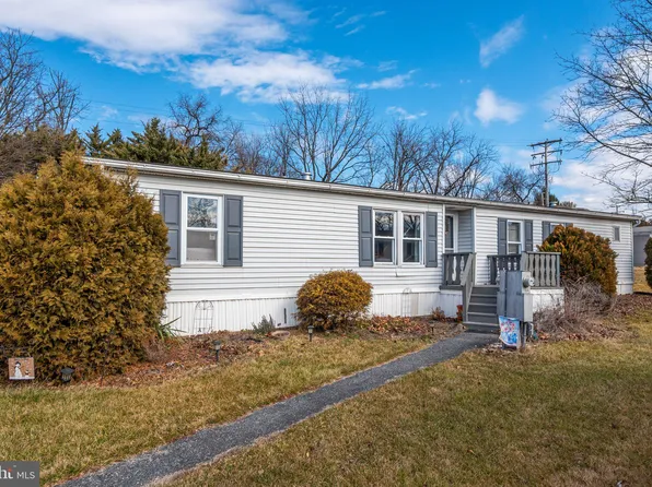 77 Juniper Ct, Bath, PA 18014