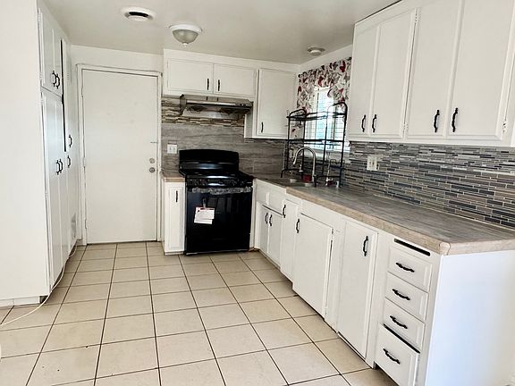 3rd image of 831 N Imperial Ave