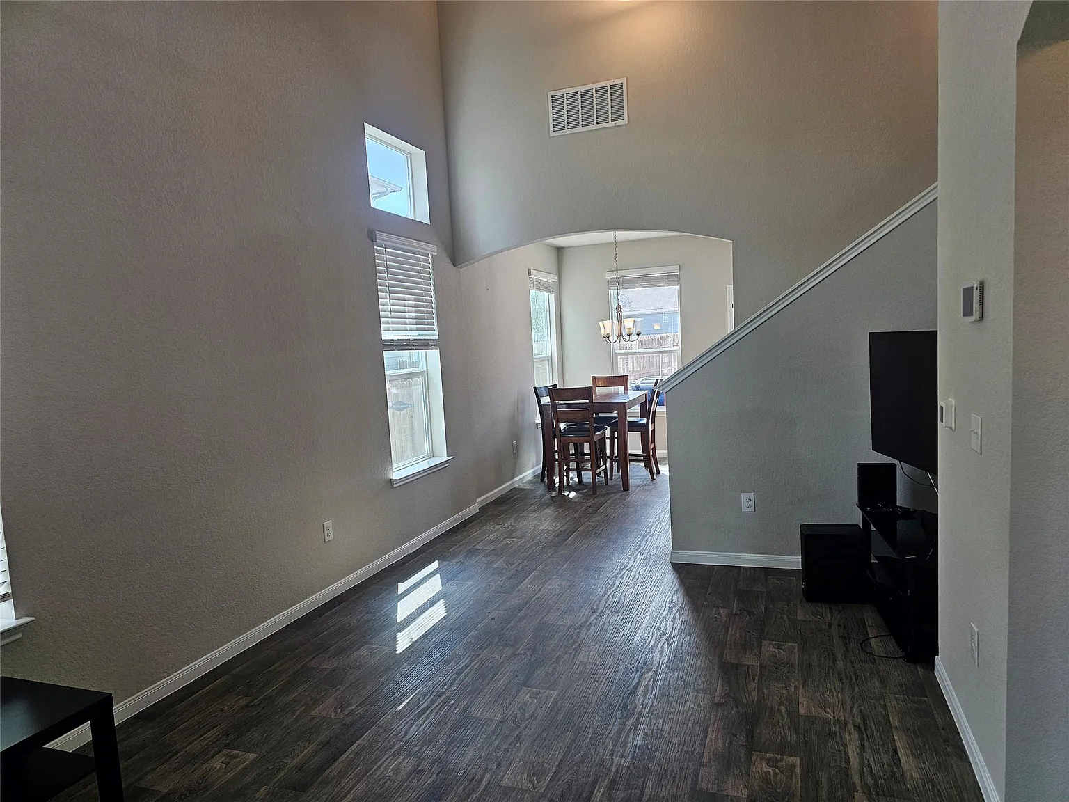 3 bed, 2.5 bath, 1346 sqft, $2,000 — Photo 4